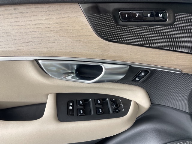 2025 Volvo XC90 B5 AWD Plus photo 18
