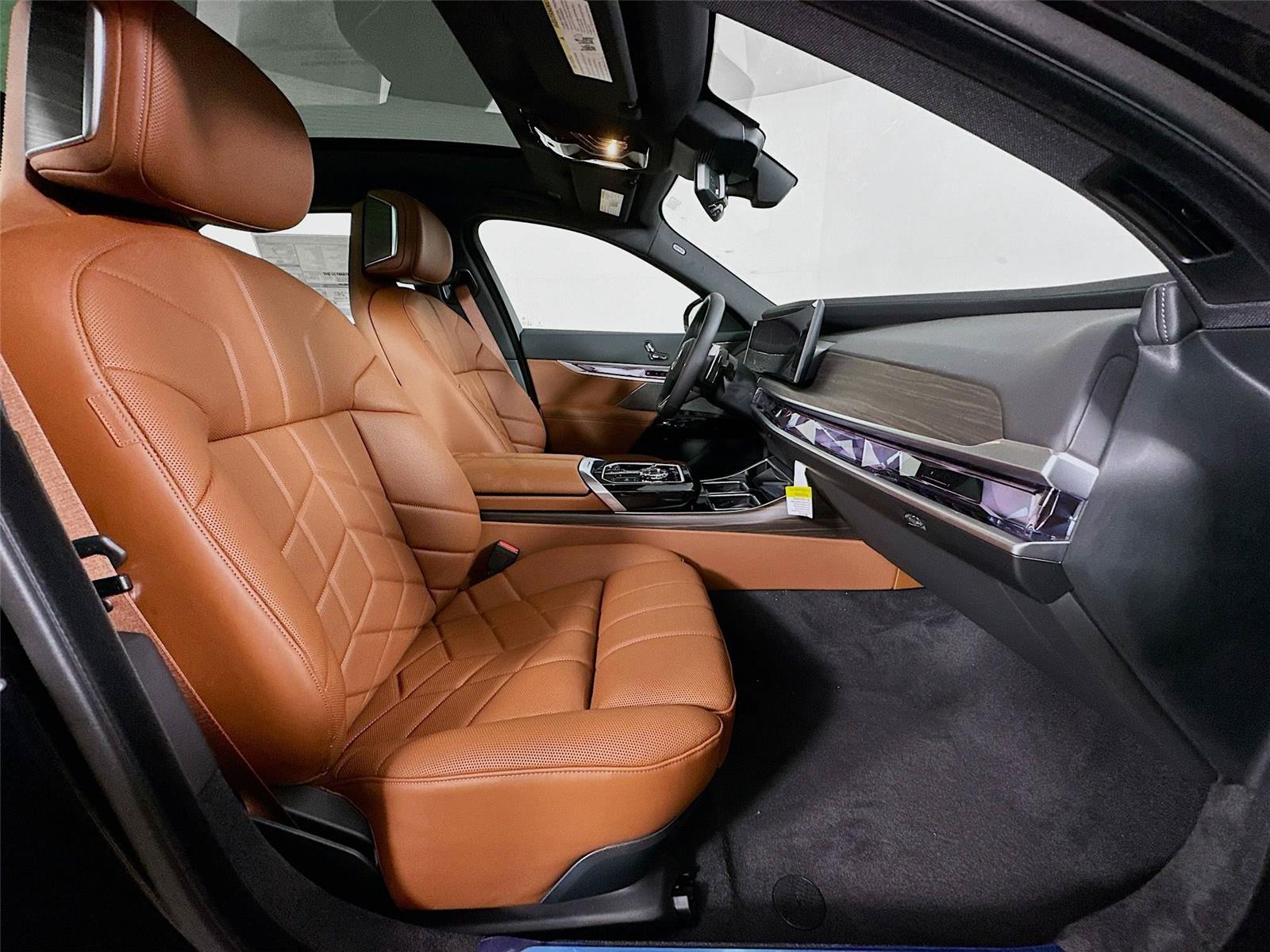 2026 Bmw 750e photo 31