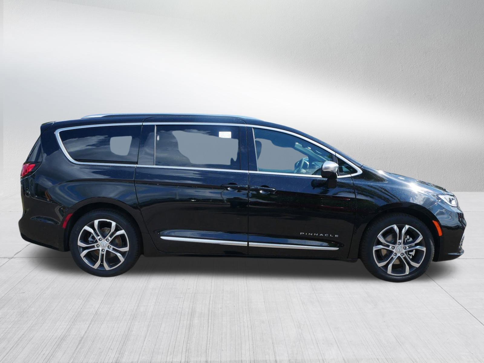 2026 Chrysler Pacifica Pinnacle photo 6