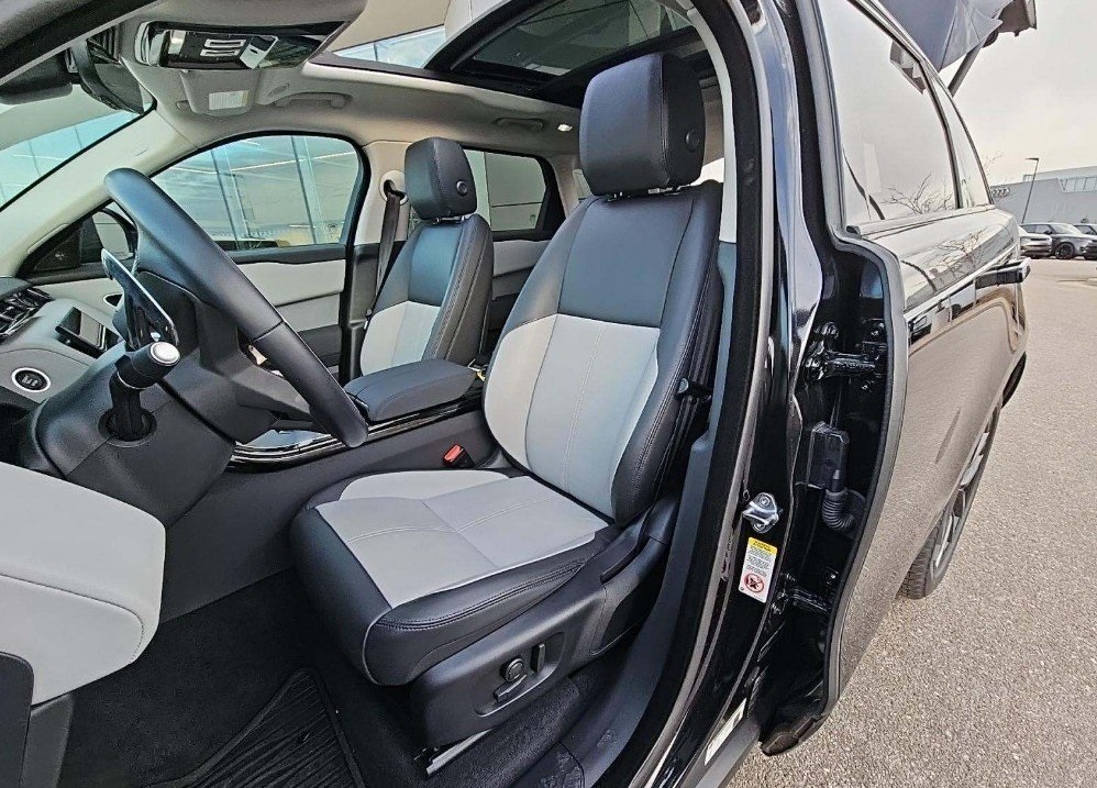 2025 Land Rover Range Rover Velar P250 S photo 3