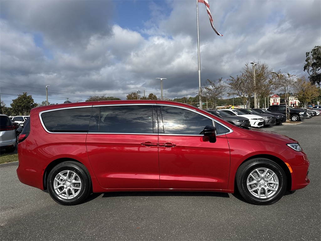 2026 Chrysler Pacifica photo 2