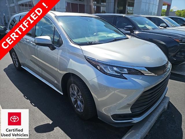 2021 Toyota Sienna LE's photo