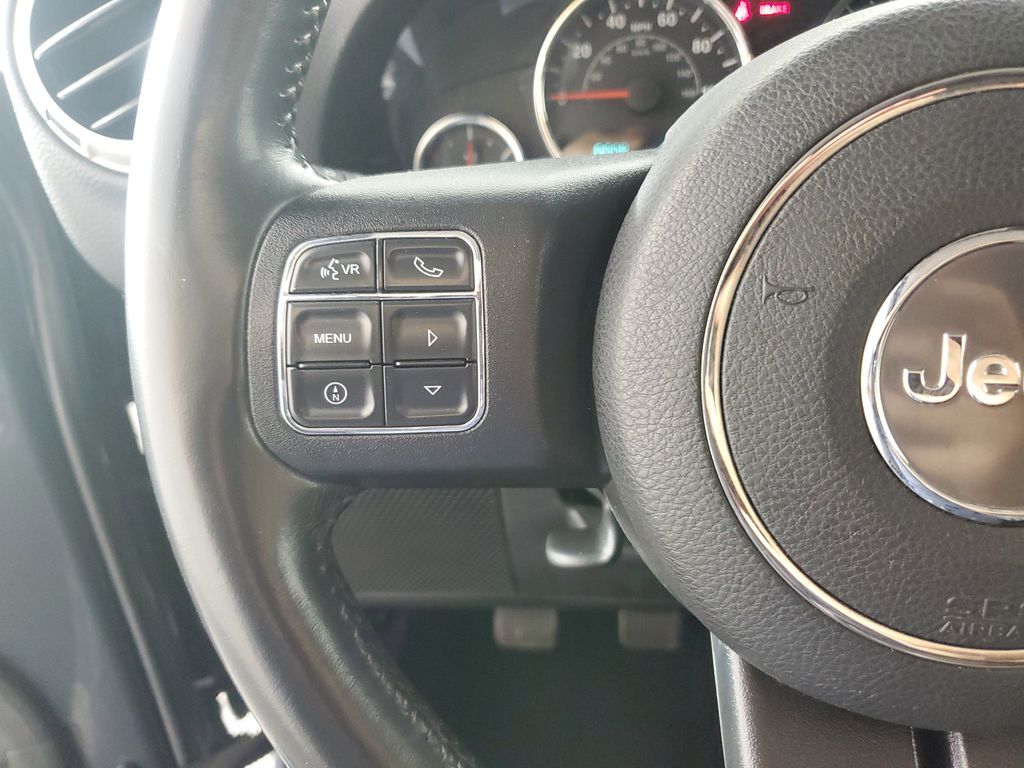 2016 Jeep Wrangler Unlimited Rubicon photo 21