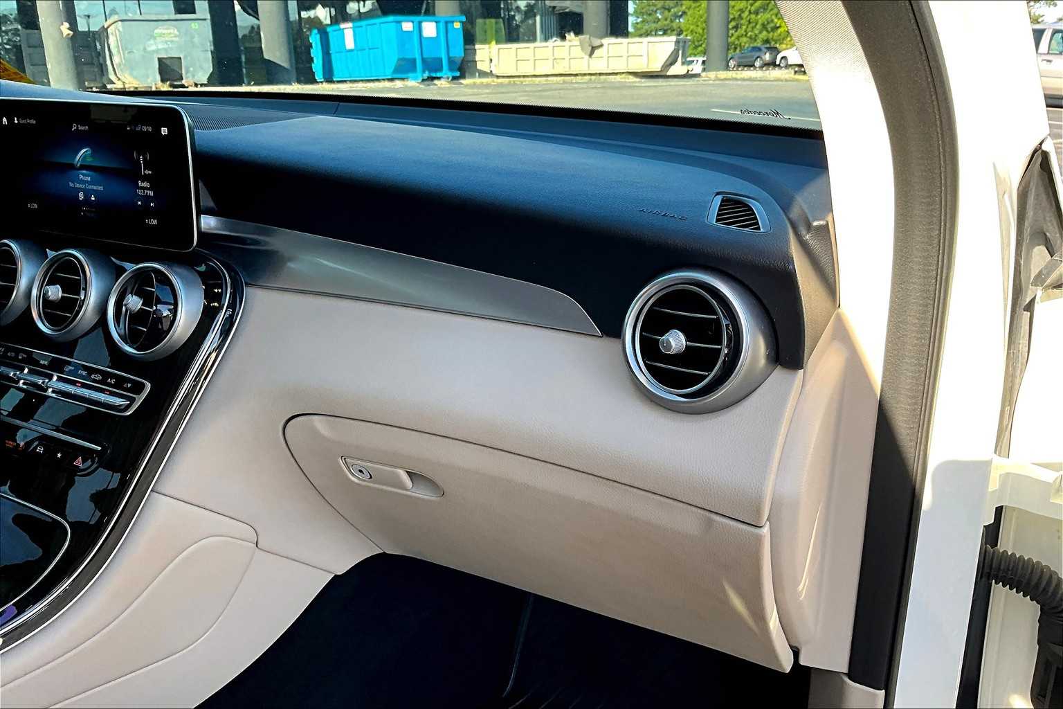 2022 Mercedes Benz GLC 300 photo 17