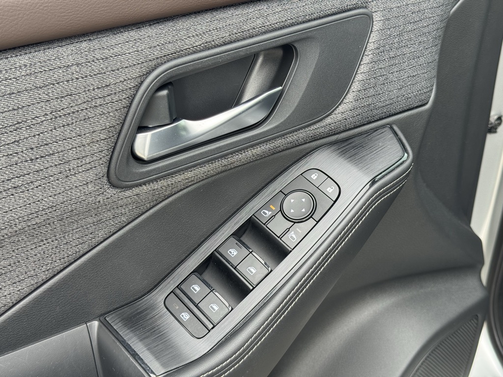 2022 Nissan Rogue SV photo 13