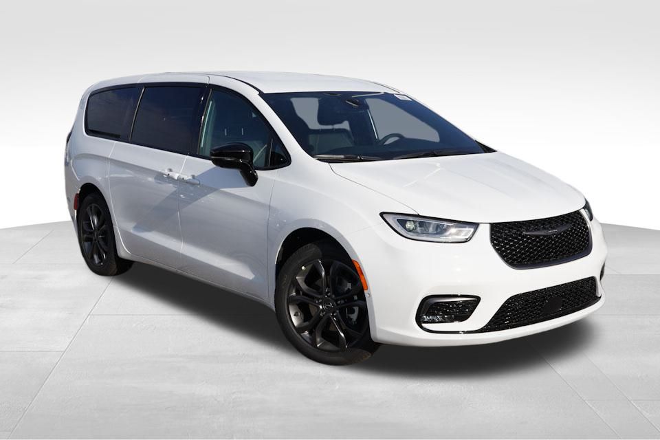 2026 Chrysler Pacifica Select's photo