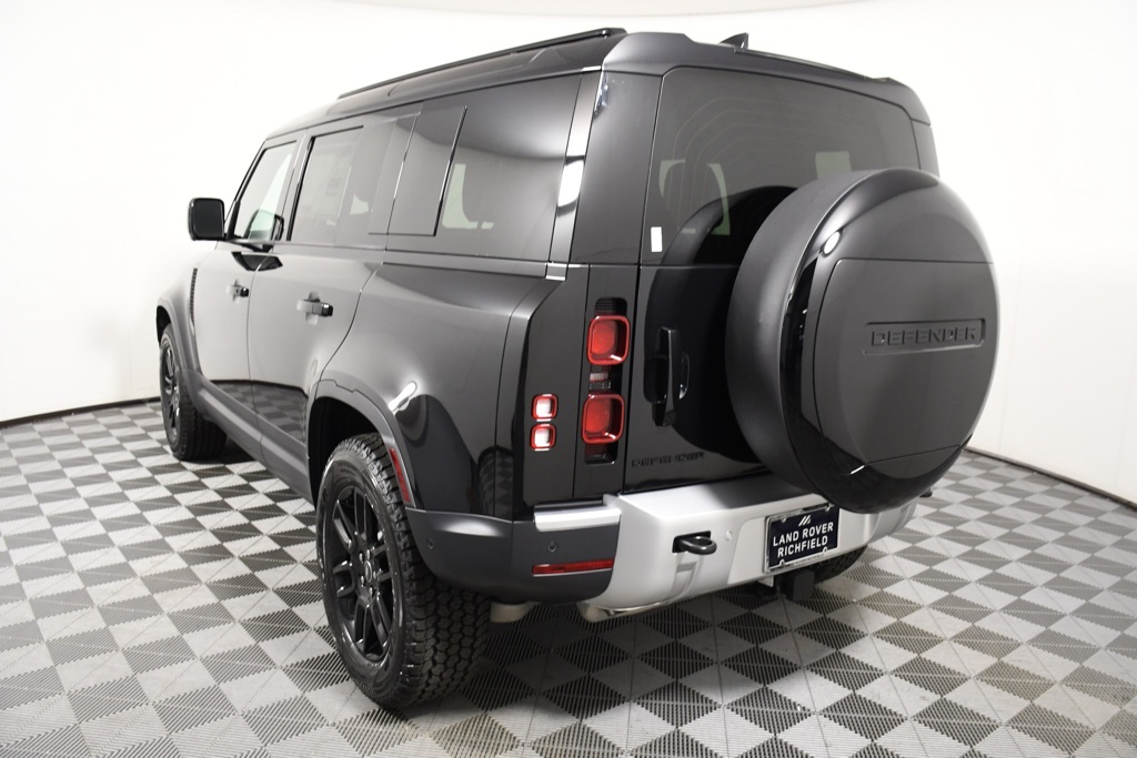2025 Land Rover Defender 110 S photo 4