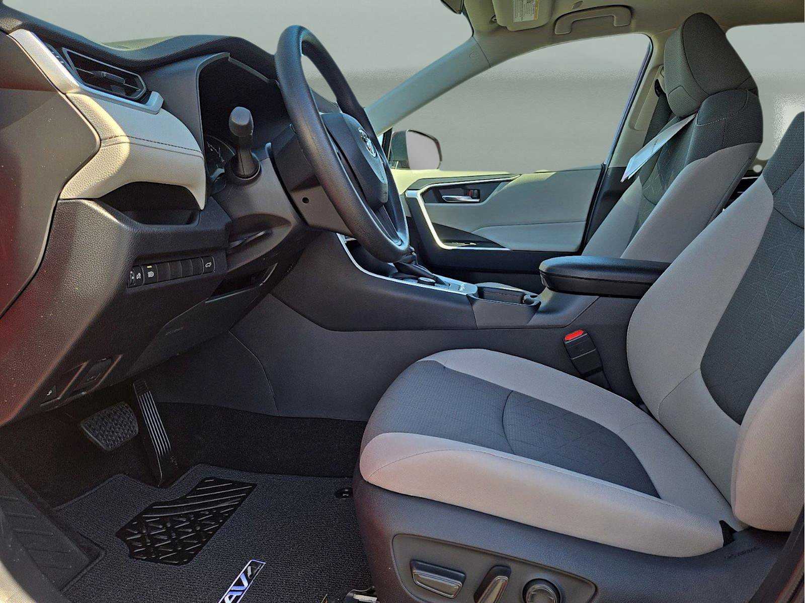 2025 Toyota RAV4 Hybrid XLE photo 17