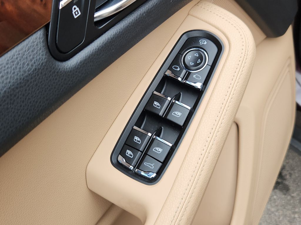 2023 Porsche Macan Base photo 12