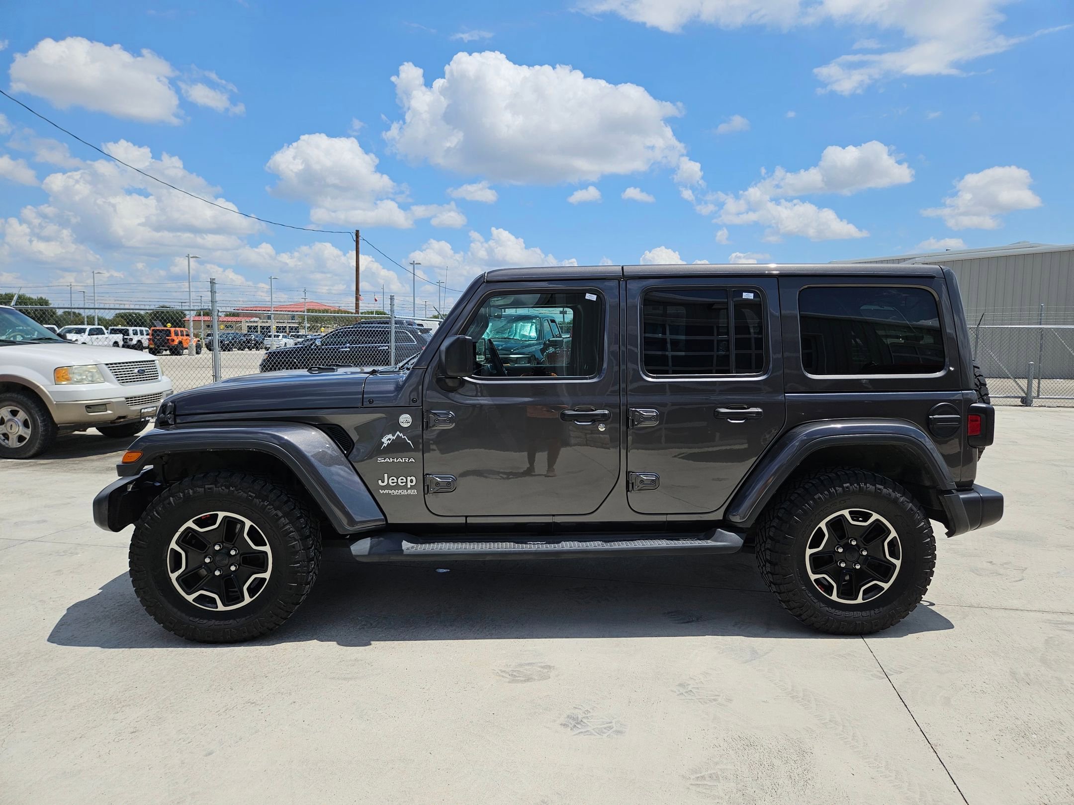 2018 Jeep Wrangler Unlimited Sahara photo 5