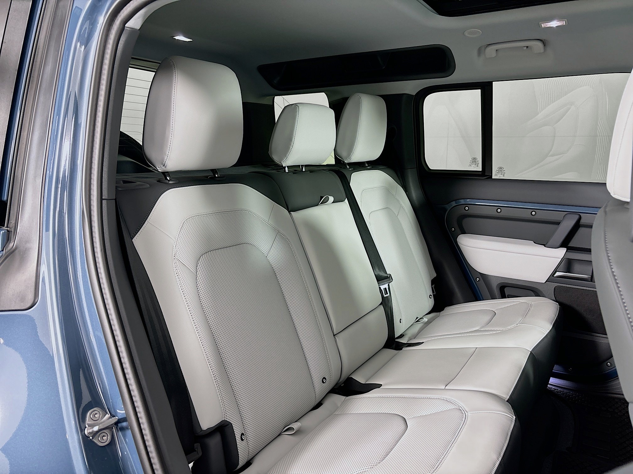 2025 Land Rover Defender 110 S photo 21