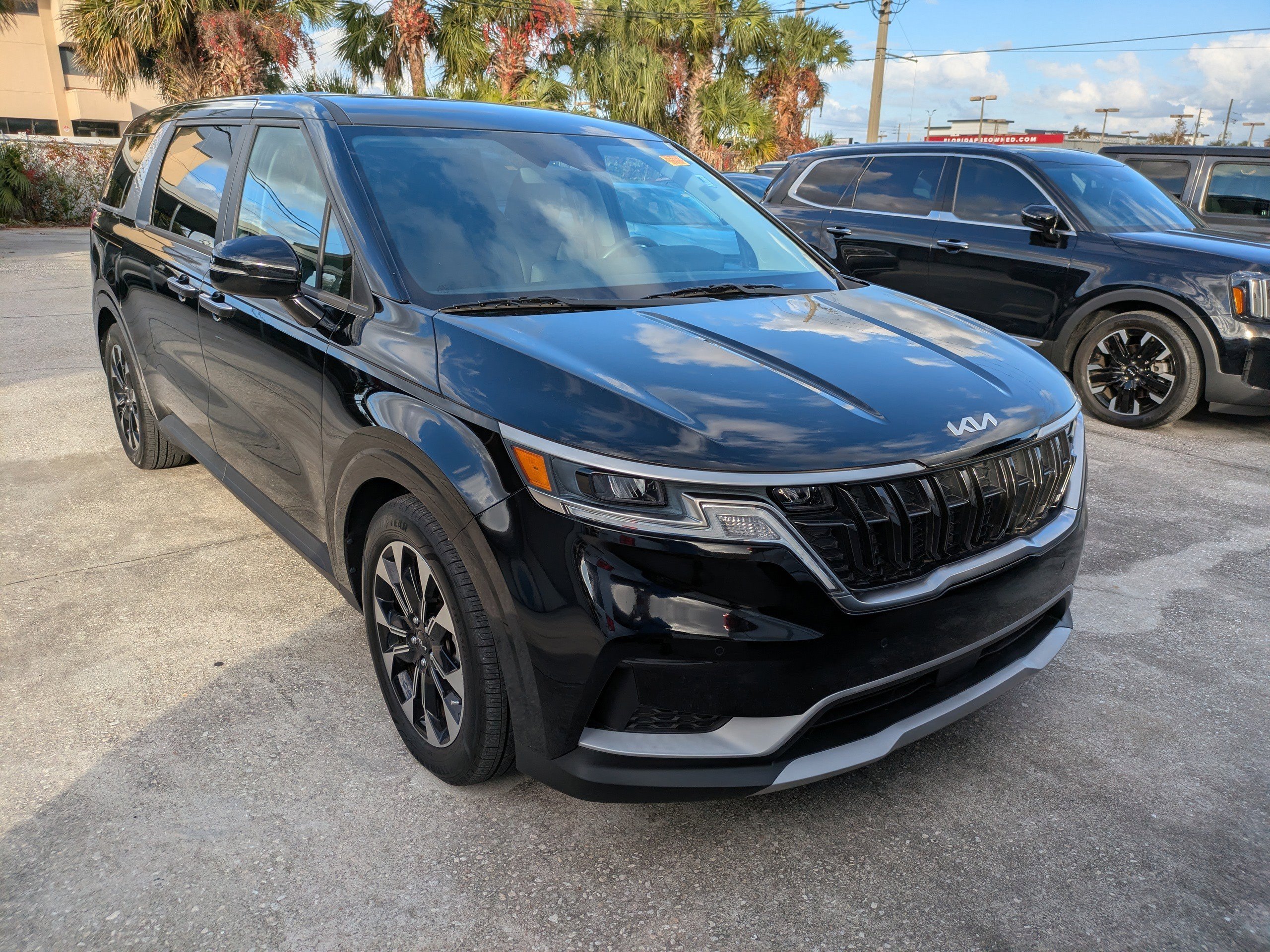 2024 Kia Carnival EX's photo