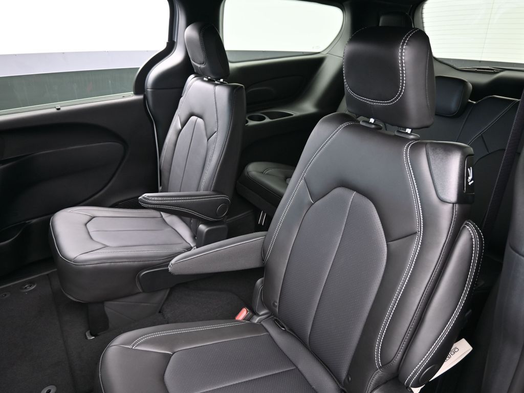 2025 Chrysler Pacifica Touring photo 2