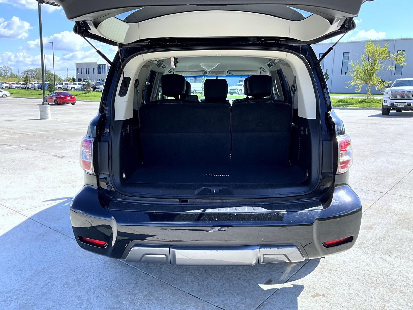 2019 Nissan Armada SV photo 6