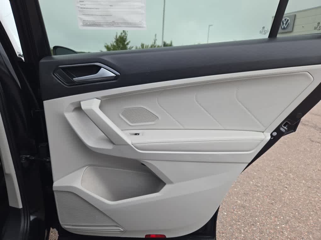 2023 Volkswagen Tiguan SE R-Line Black photo 35