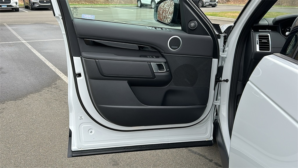2025 Land Rover Discovery S photo 7