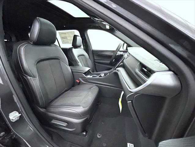 2025 Jeep Grand Cherokee Altitude photo 15