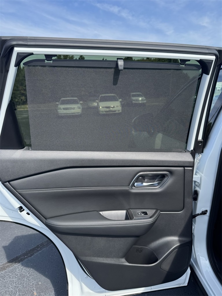 2026 Nissan Rogue Platinum photo 14