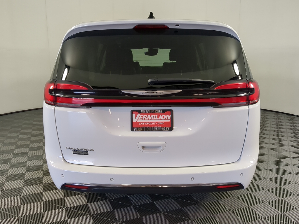 2024 Chrysler Pacifica Touring L photo 6