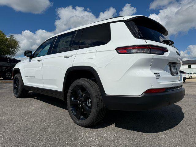2025 Jeep Grand Cherokee Altitude photo 2