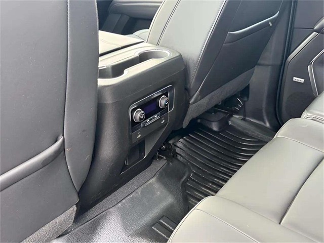 2022 Chevrolet Suburban LT photo 16