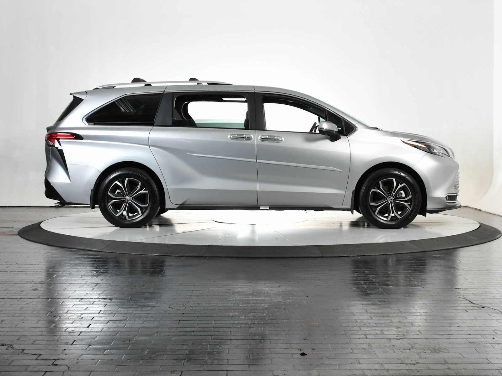 2025 Toyota Sienna Platinum photo 6