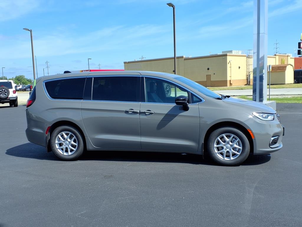 2025 Chrysler Pacifica photo 2