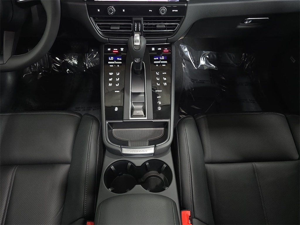 2026 Porsche Macan T photo 19