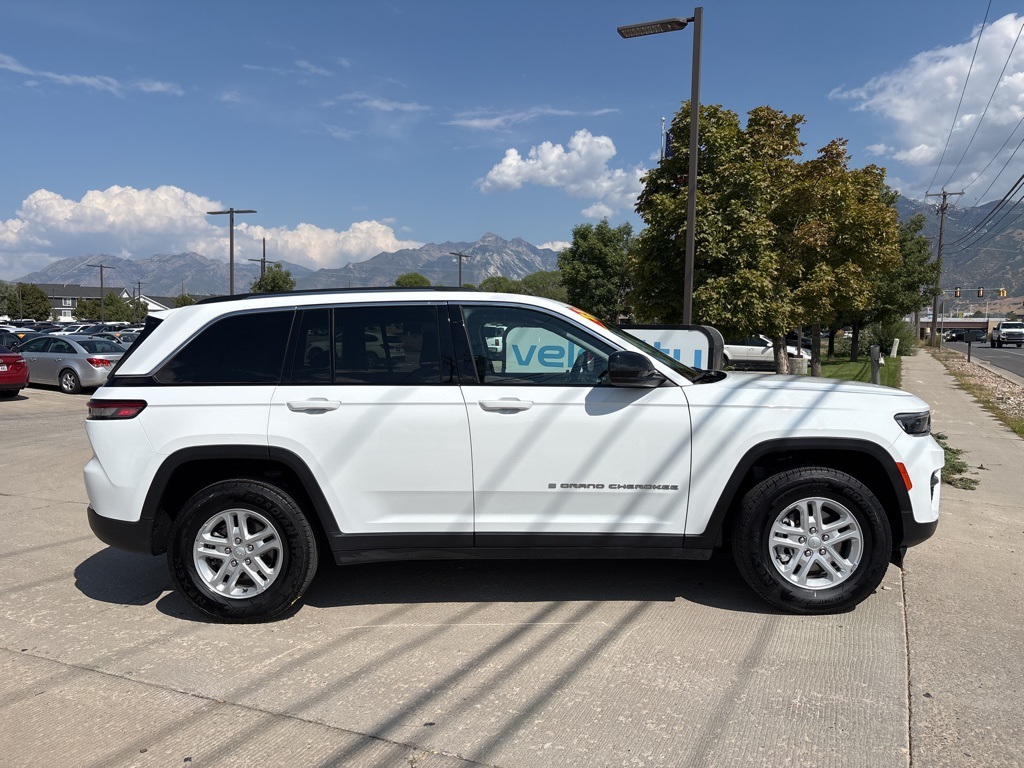 2023 Jeep Grand Cherokee Laredo photo 3