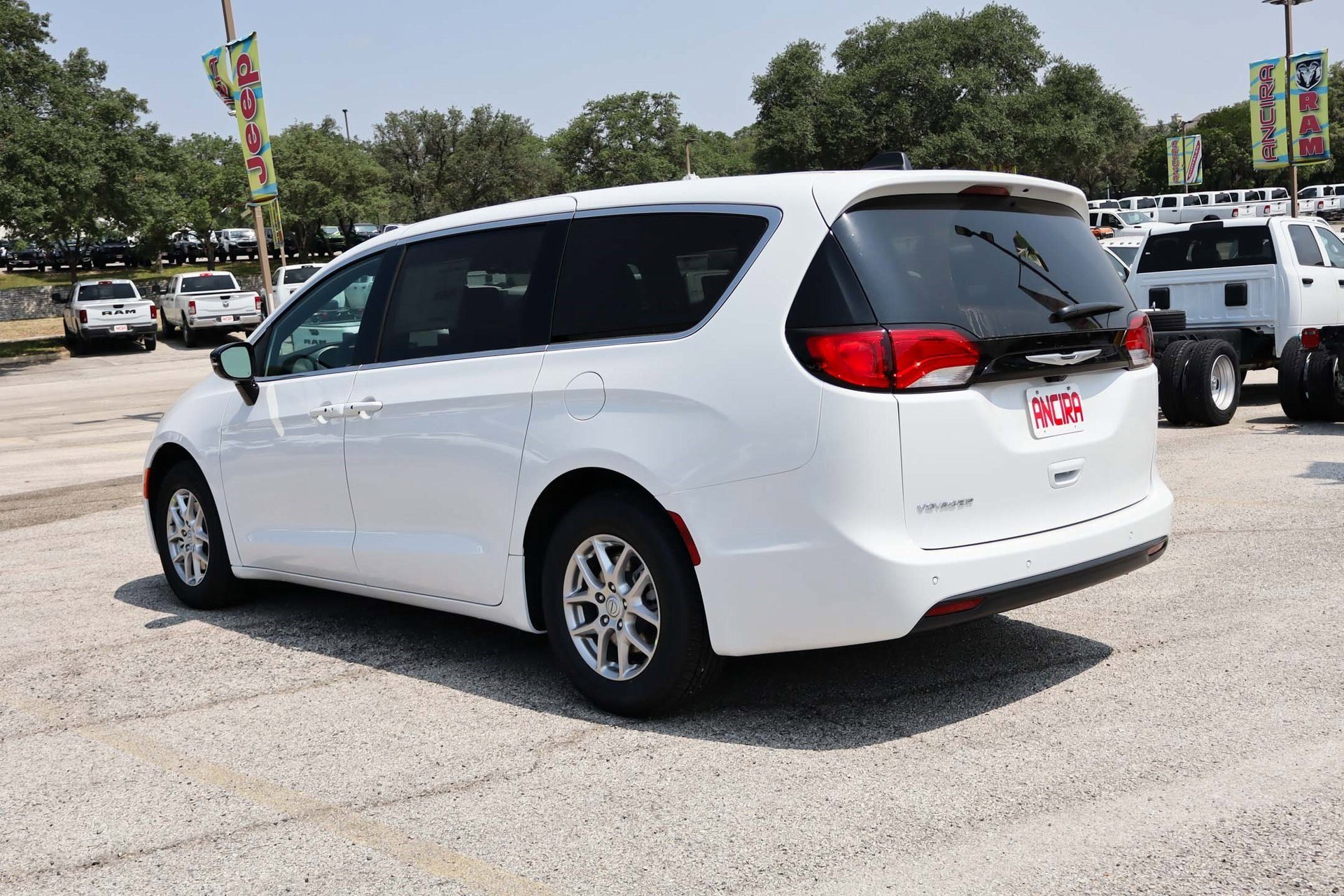 2025 Chrysler Voyager LX photo 5