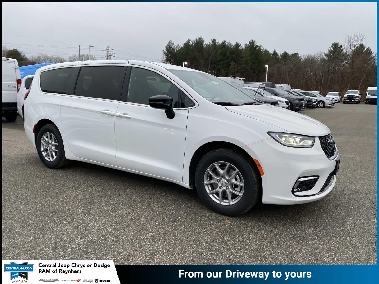 2026 Chrysler Pacifica Select's photo