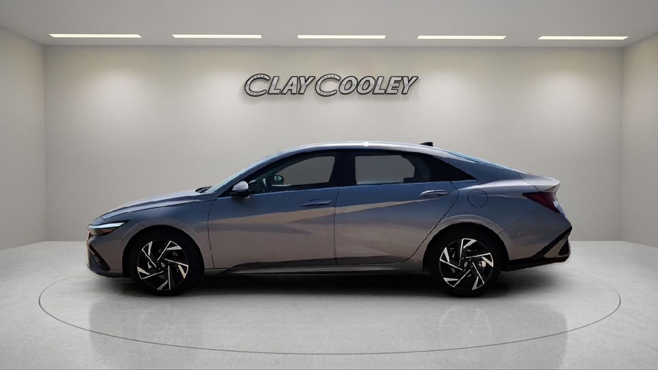 2025 Hyundai Elantra Limited photo 4