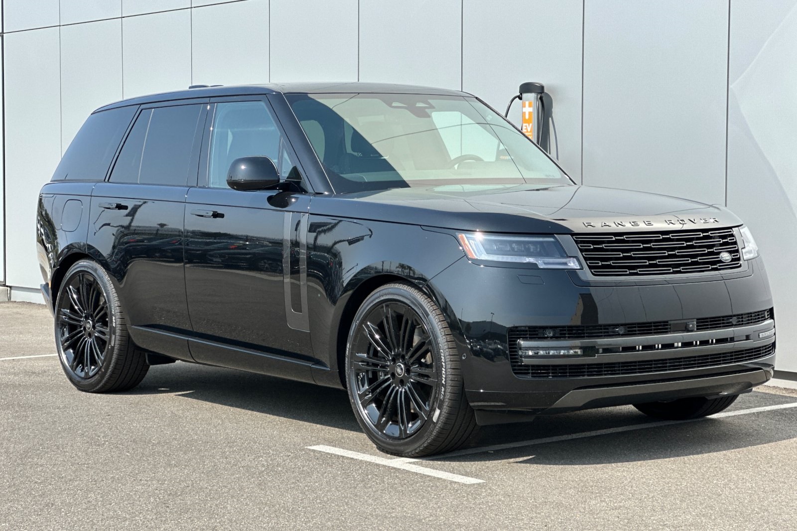 2025 Land Rover Range Rover SE photo 7