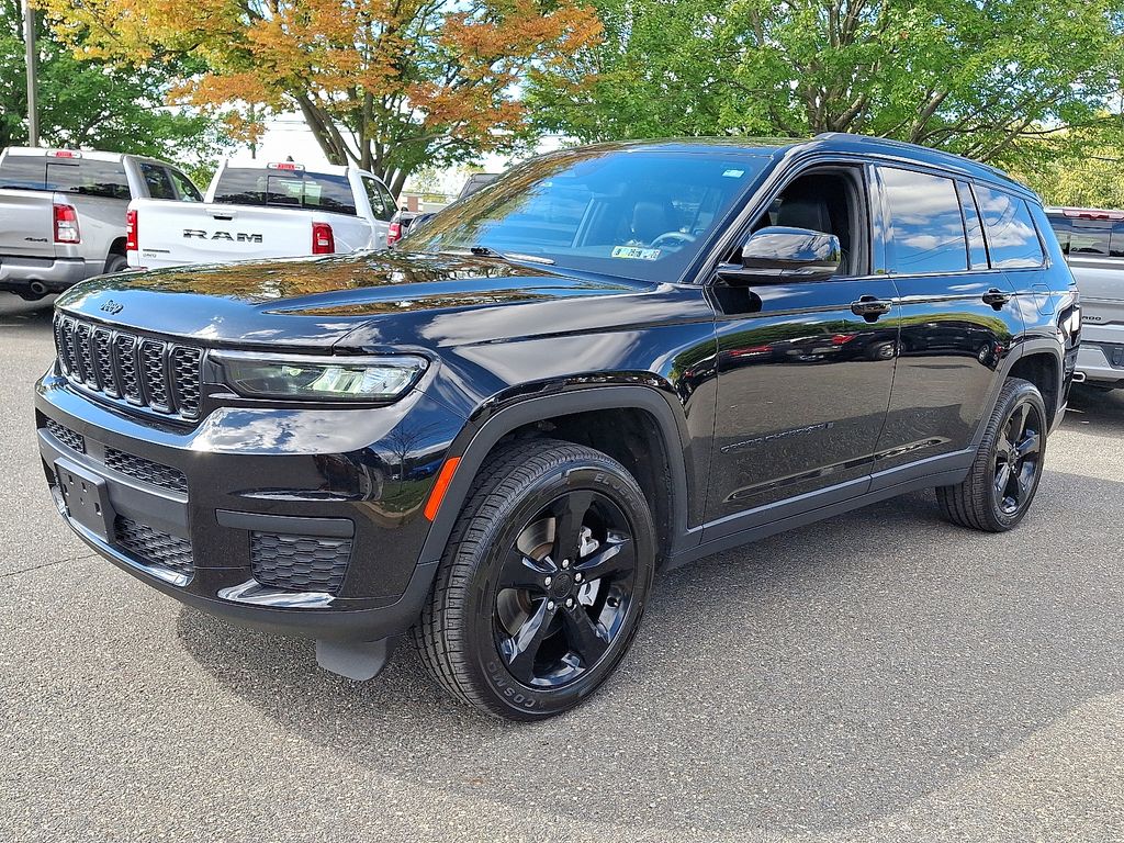 2023 Jeep Grand Cherokee Laredo Altitude photo 2