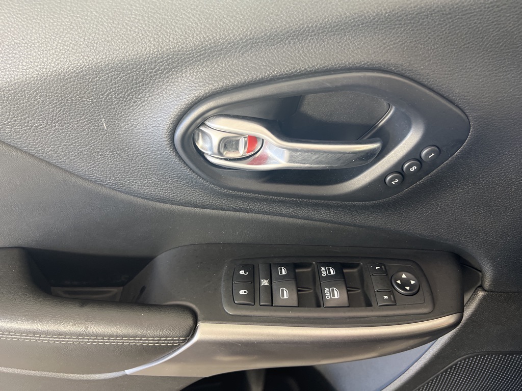 2019 Jeep Cherokee Limited photo 2