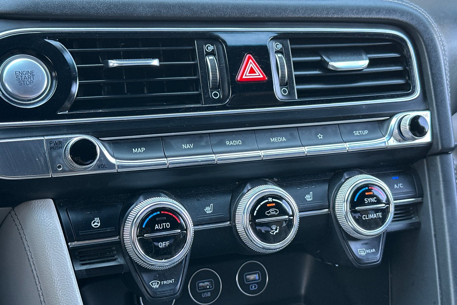 2023 Genesis G70 2.0T photo 19