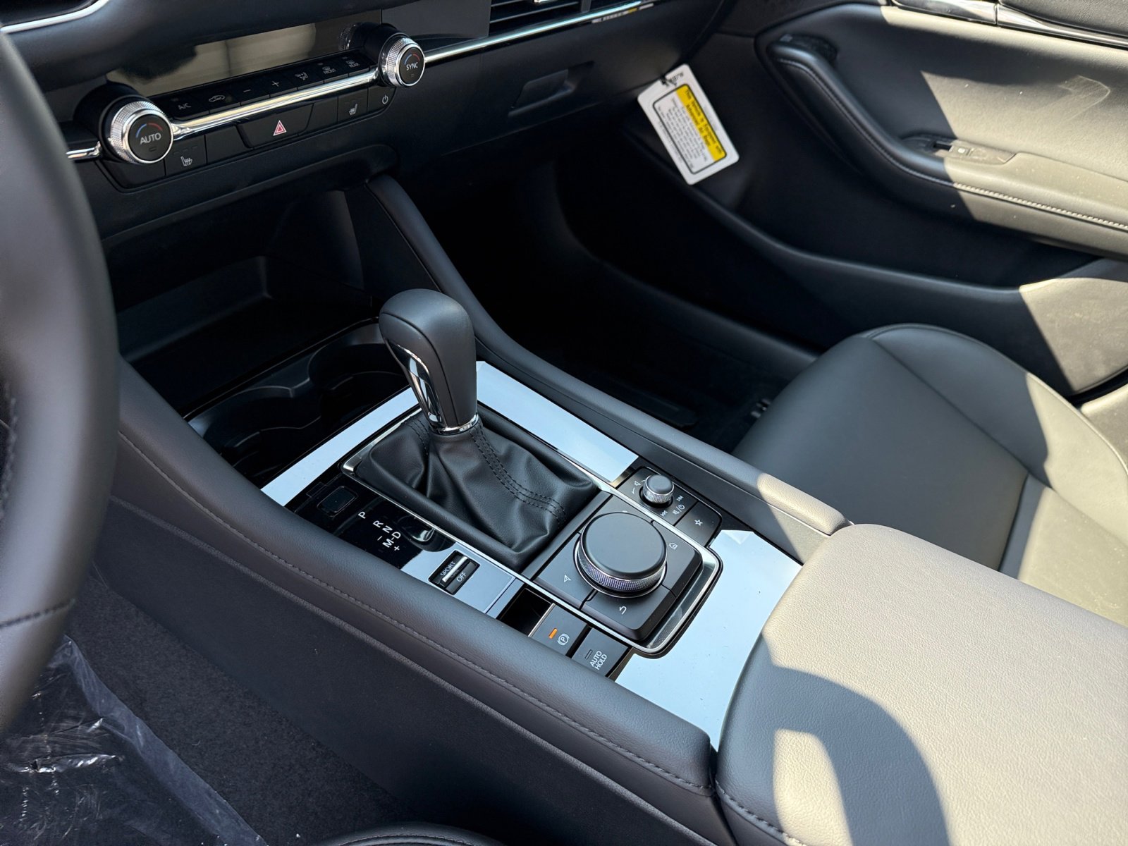 2025 Mazda Mazda3 2.5 s Preferred photo 13