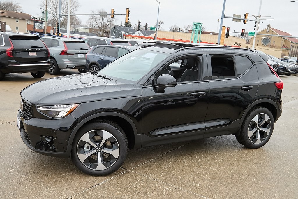 2026 VOLVO XC40 - Image 2