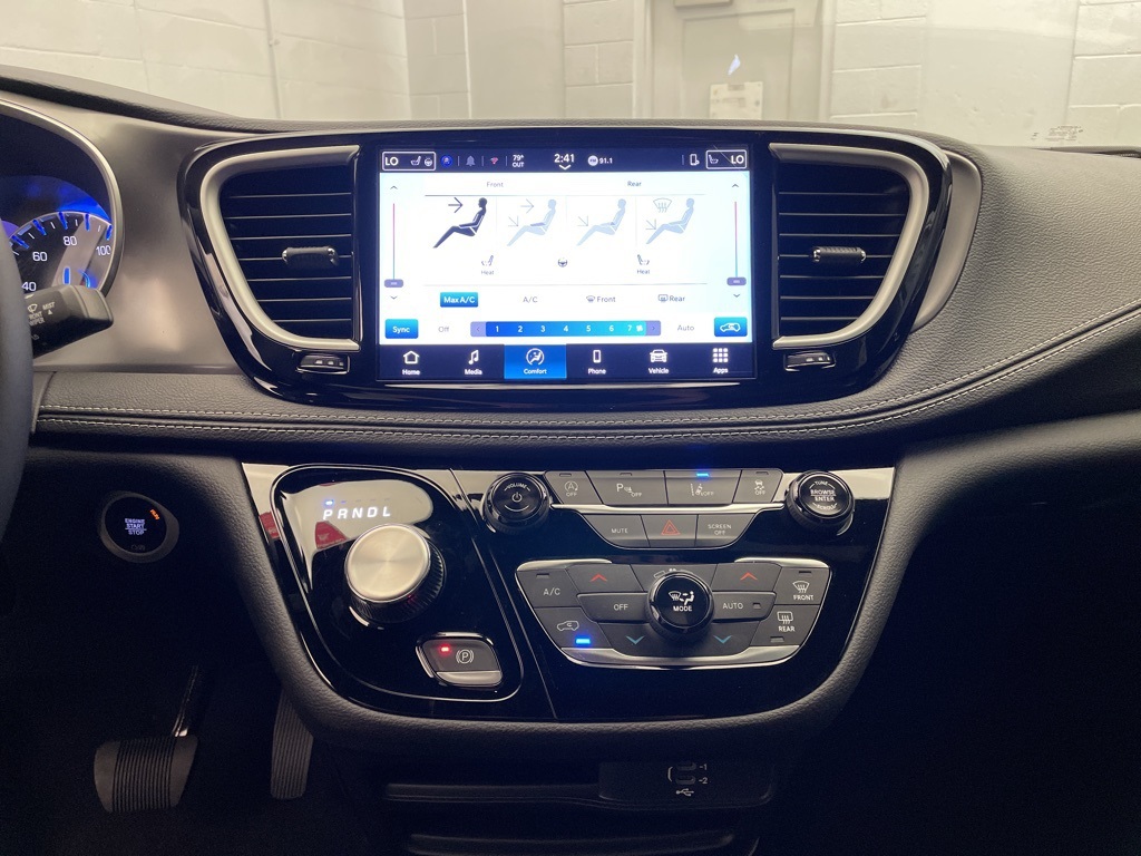 2026 Chrysler Pacifica photo 8