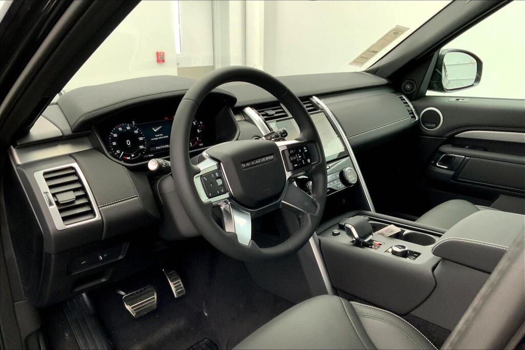 2025 Land Rover Discovery SE photo 3