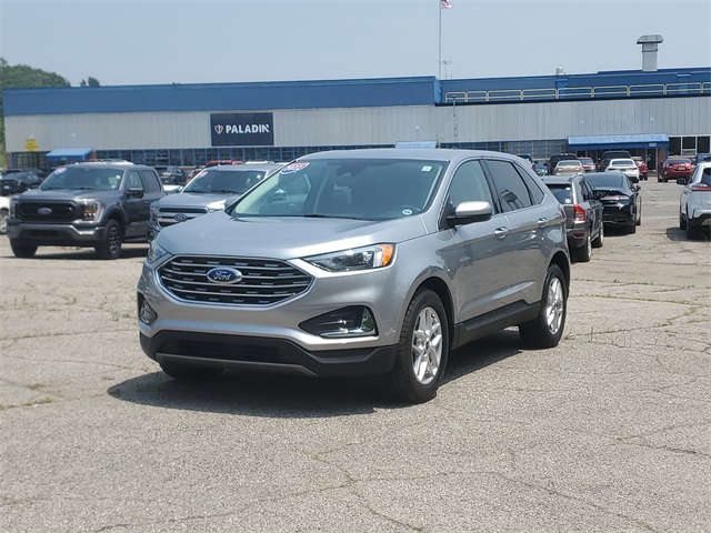 2022 Ford Edge SEL photo 2