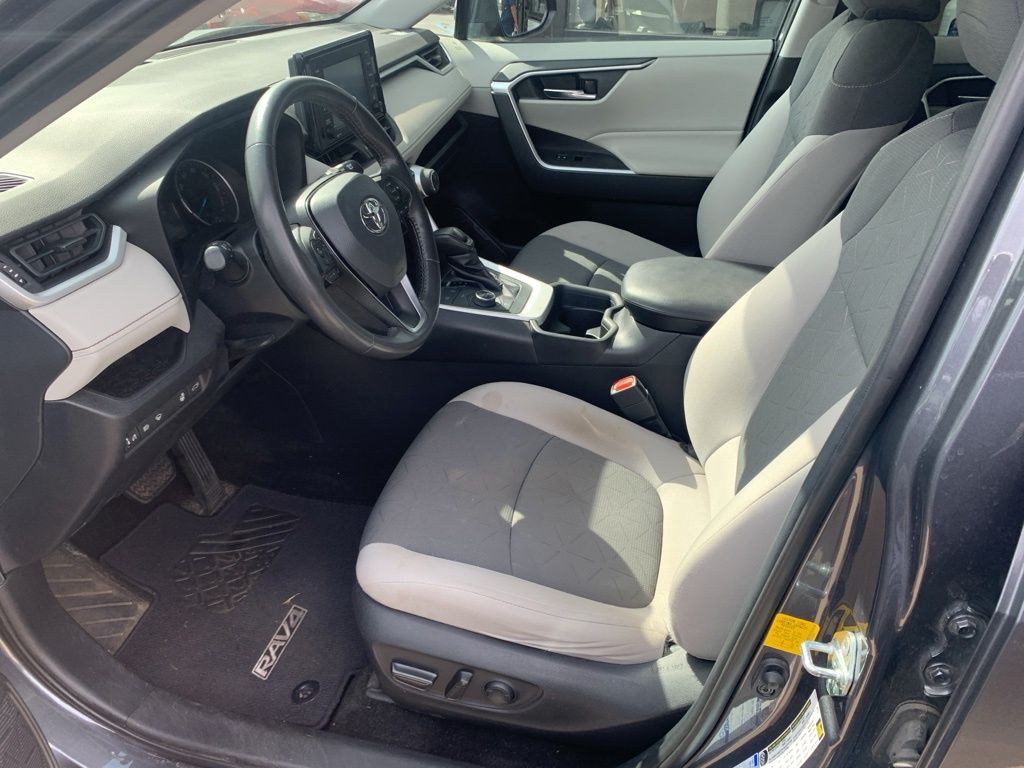 2020 Toyota RAV4 Hybrid XLE photo 5