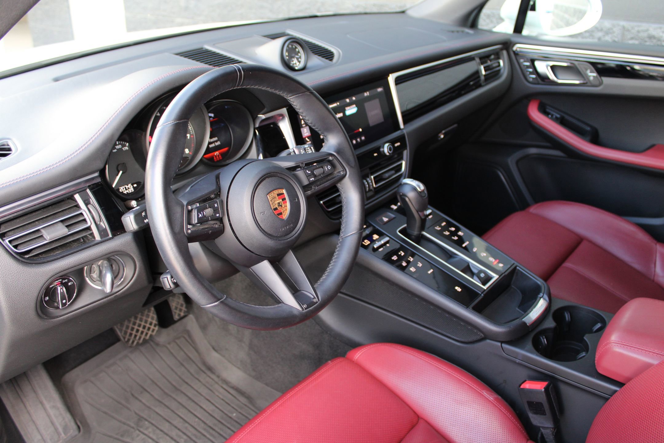 2023 Porsche Macan T photo 4