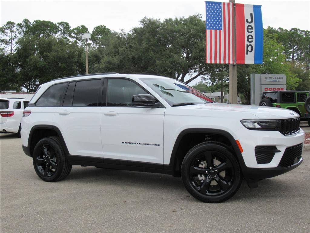 2025 Jeep Grand Cherokee Altitude photo 2