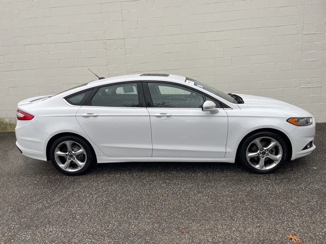 2016 Ford Fusion SE photo 2