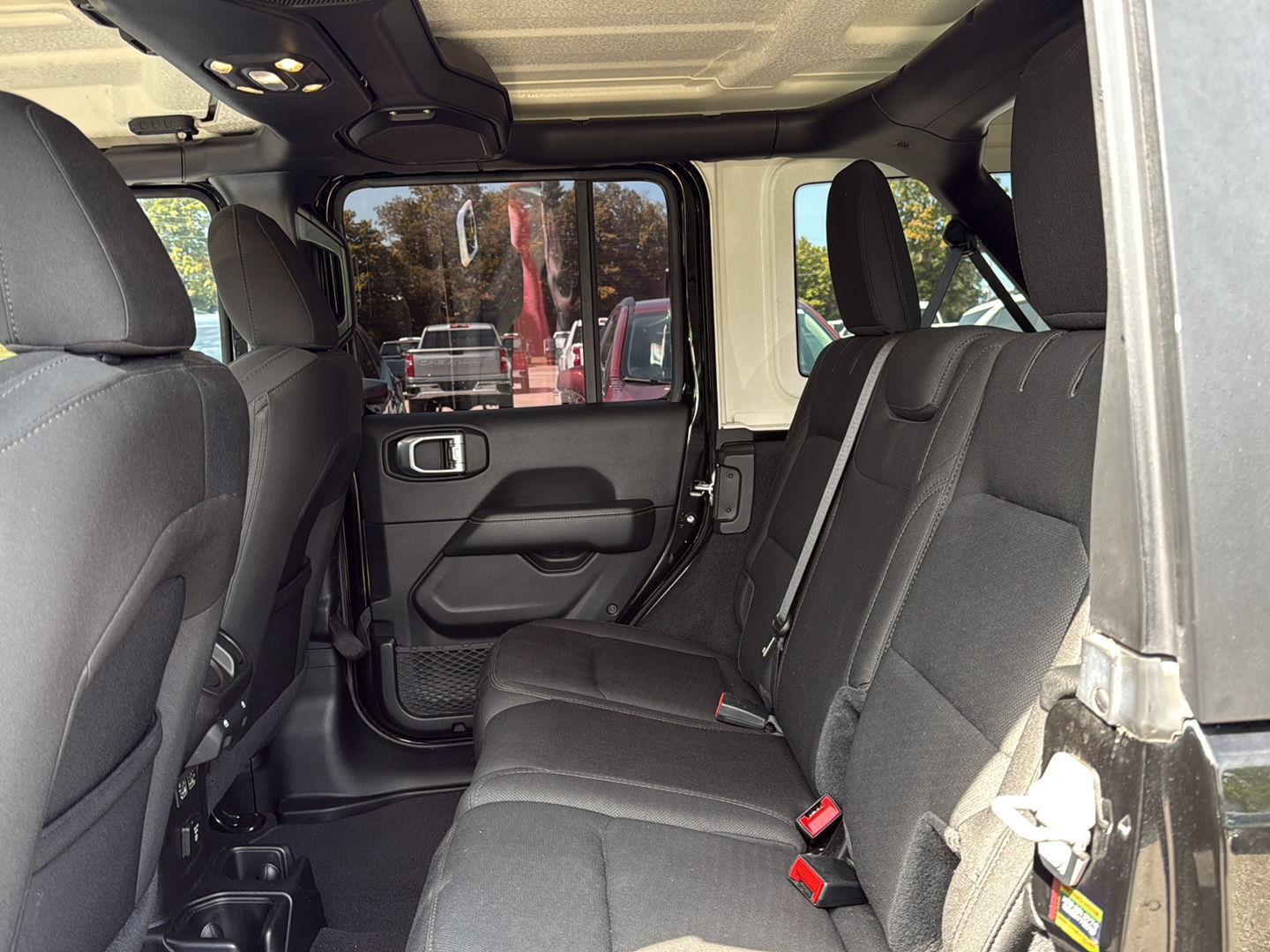 2020 Jeep Wrangler Unlimited Sahara photo 8
