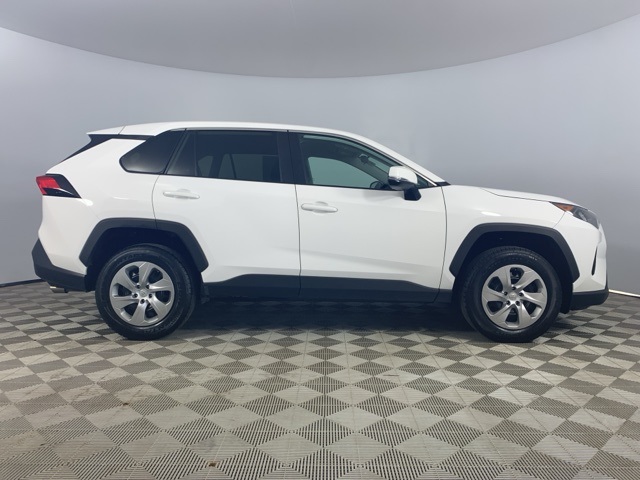 2022 Toyota RAV4 LE photo 8