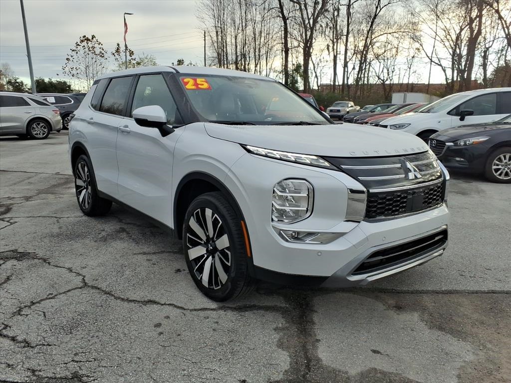 2025 Mitsubishi Outlander SE's photo