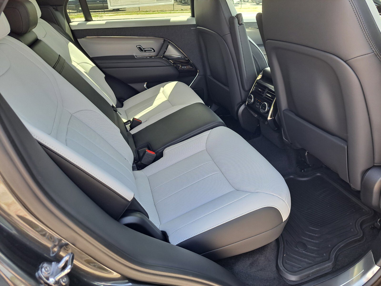 2025 Land Rover Range Rover Sport SE photo 4