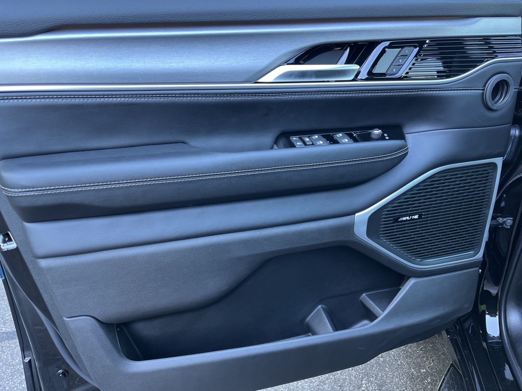 2025 Jeep Wagoneer Series II Carbide photo 32